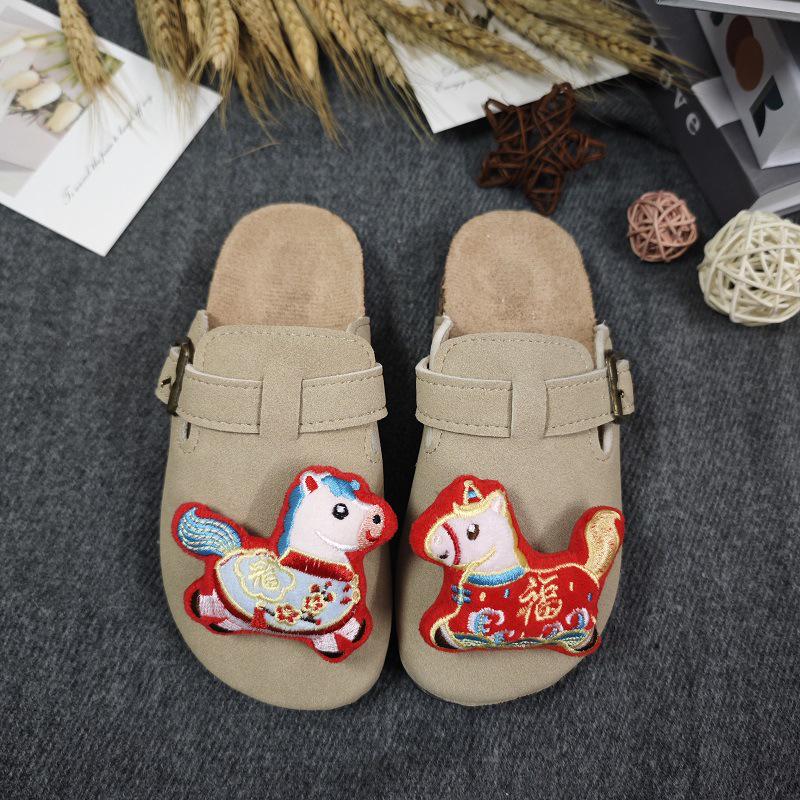 2026 Spring/Autumn Children's Non-Slip Closed-Toe Birken Slippers: Cute Smiling Horse Design, Comfortable Parent-Child Outerwear.