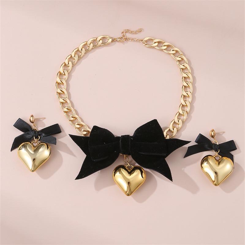 Collier Fleur en Forme de Cœur avec Matière en Maille et Chaîne Classique pour Style Féminin
