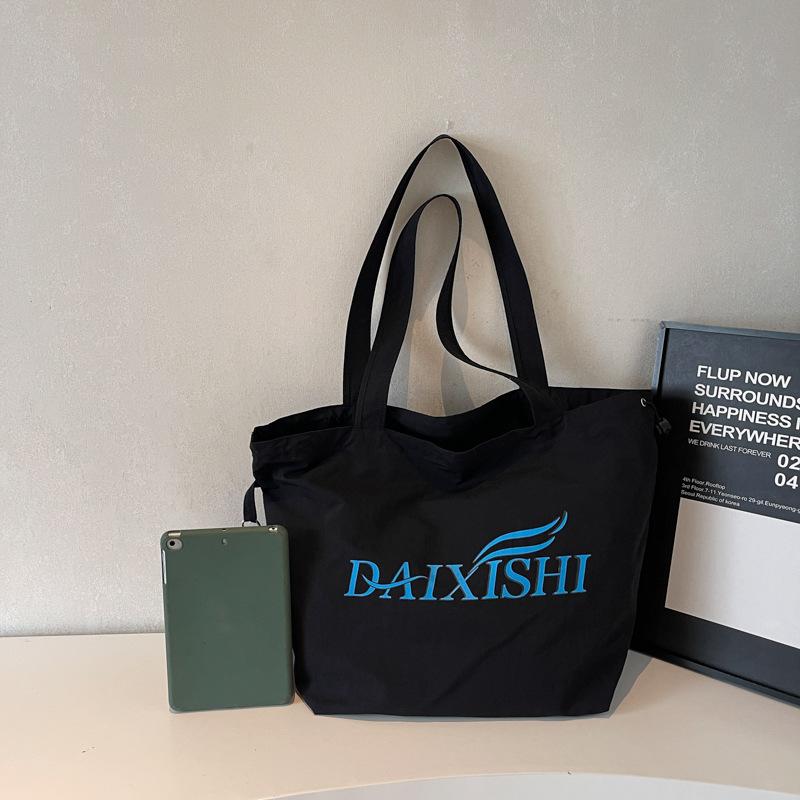 

Нишевая холщовая сумка женская 2025 новая летняя сумка на плечо большая вместимость студенческая подмышечная сумка-тоут чёрный