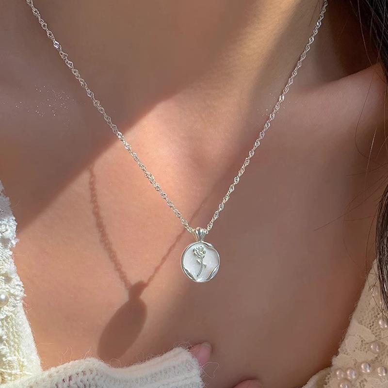 Exquisite High-End Rose Pendant Necklace for Women - Non-Fading, Versatile Clavicle Chain