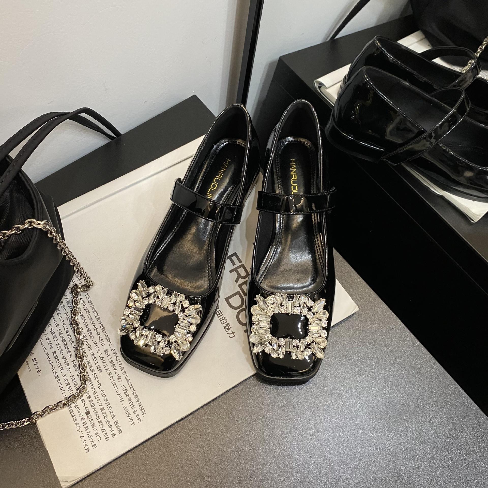 

UR одинарная обувь стразы квадратная пряжка квадратный носок лакированная кожа балетки женские маленькие кожаные туфли 39 чёрный