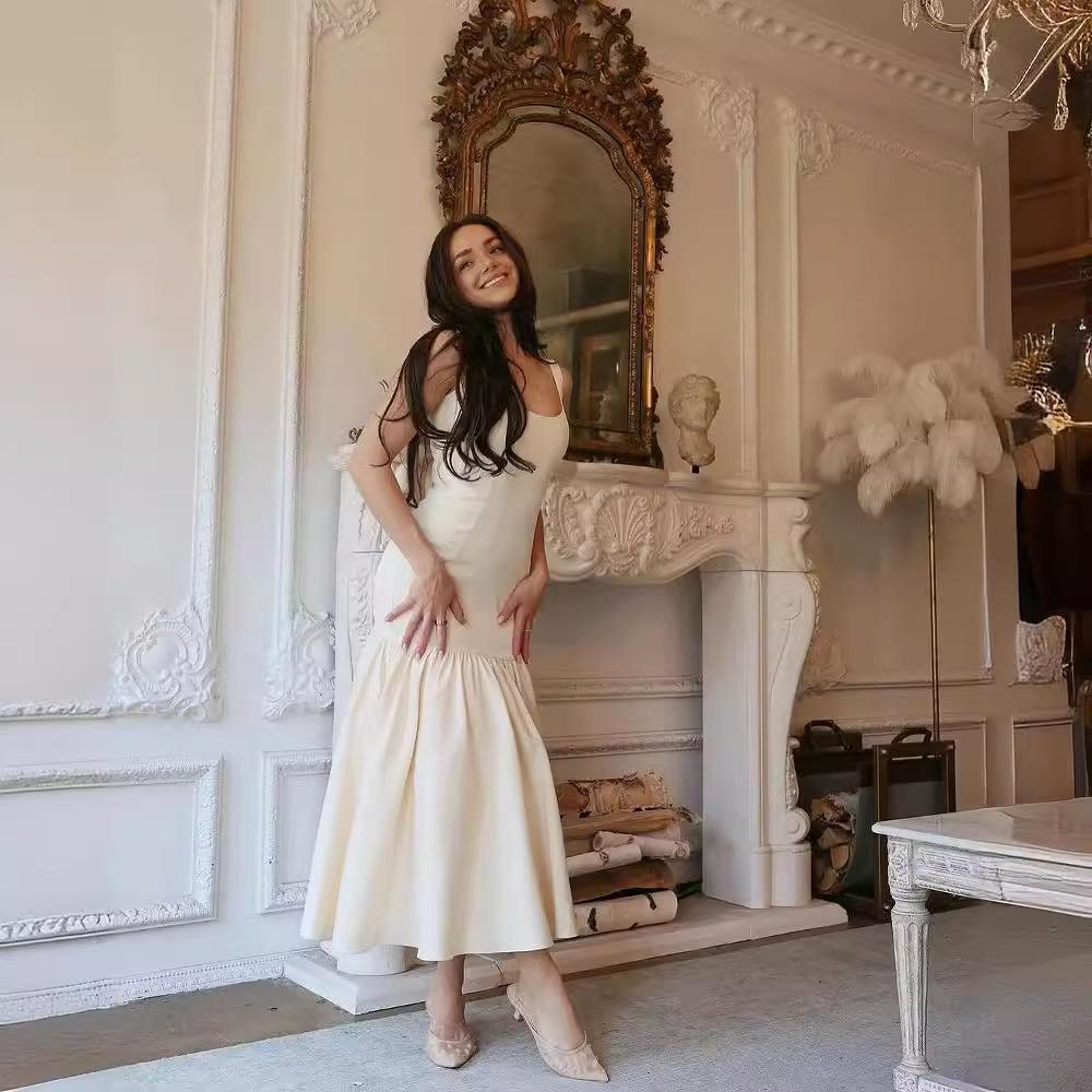 Schlankes Kleid mit Rüschensaum