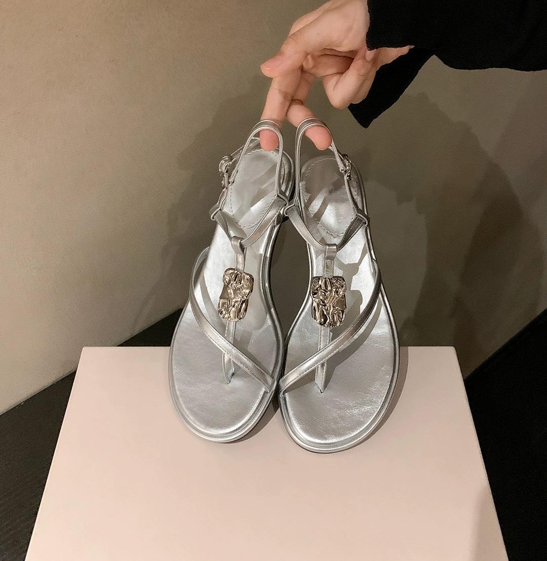 

2025 fairy style beautiful model~ French retro metal buckle cross belt thick heel versatile vacation sandals female summer 40 срібний