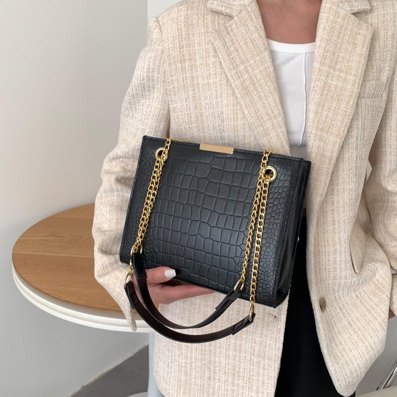 Stylish Women's Tote Bag Chic Chain Crossbody Fashionable And Sleek Handbag