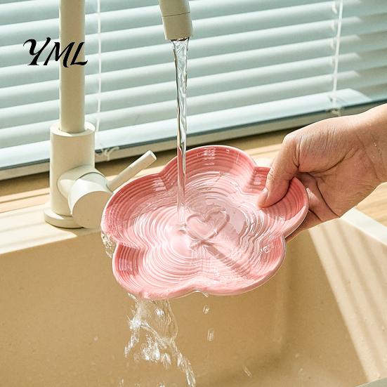 Ergonomická krmící stanice pro kočky Zvýšená keramická miska pro mazlíčky se stojánkem, Miska ve tvaru květu šetrná k vouskům pro ochranu krku, Proti