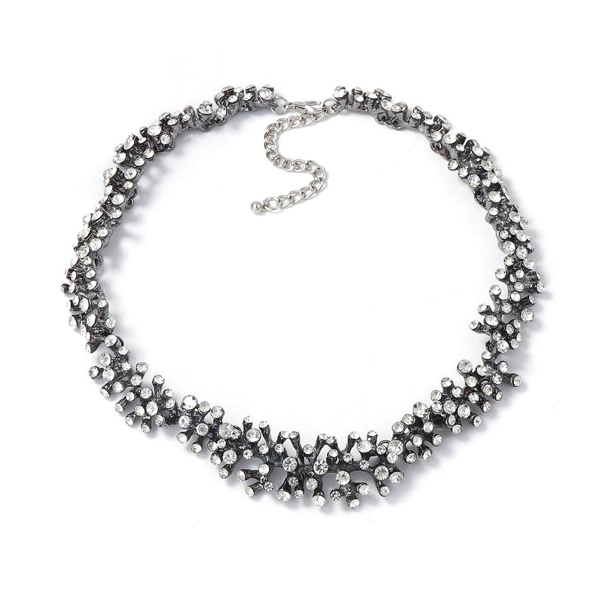 

Exquisite fashion light luxury high-end design sense alloy full diamond waterfall flower branch leaf neck chain collarbone chain female срібний