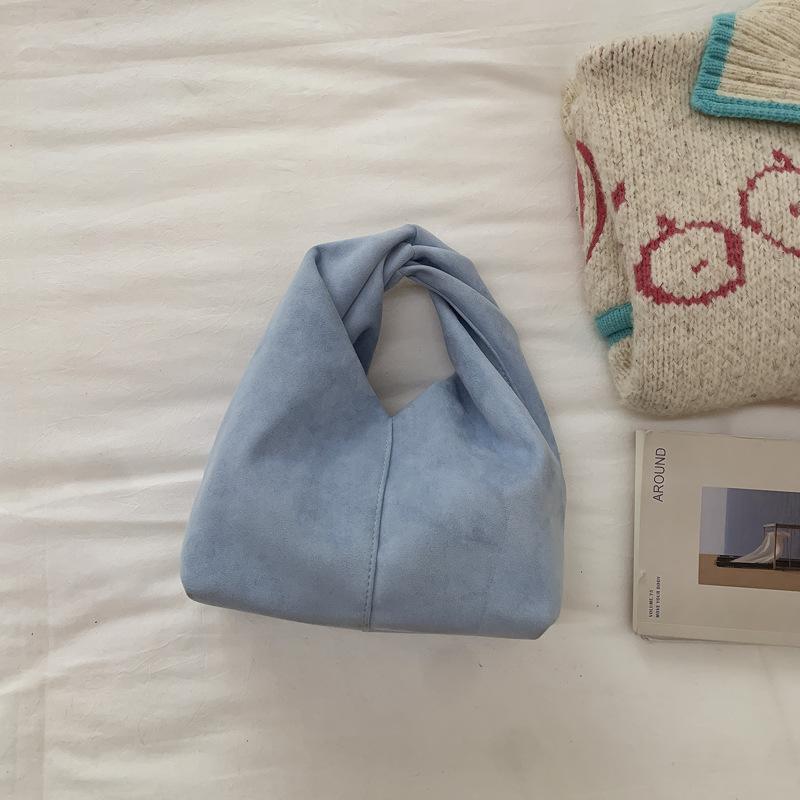 Hand-held Cloud Bag with Pleated Design, Featuring A Sophisticated and Simple Style of Handbag.