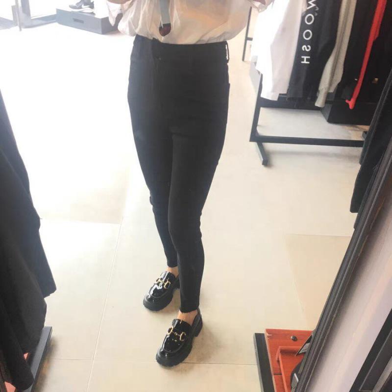 Dámské letní zeštíhlující černé džíny cigaretového střihu s vysokým pasem a rovnými nohavicemi