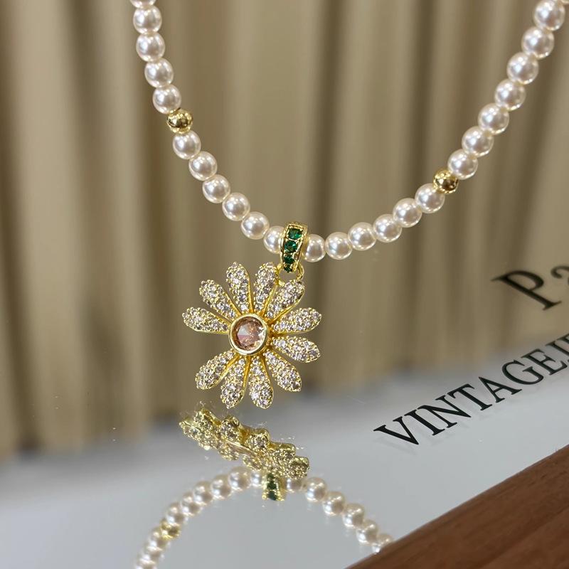 Women s Summer Light Luxury Niche Daisy Necklace Little Daisy Pearl
