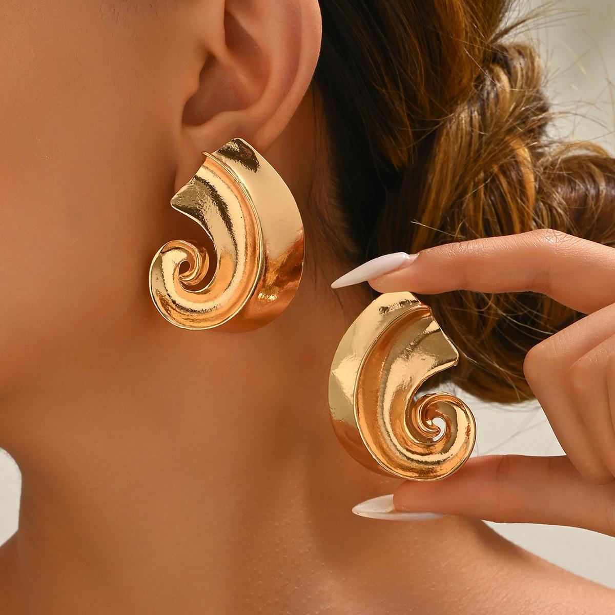 

Ветер лето новые женские серьги нишевые резьбовые ракушки металлический дизайн серьги-гвоздики мода