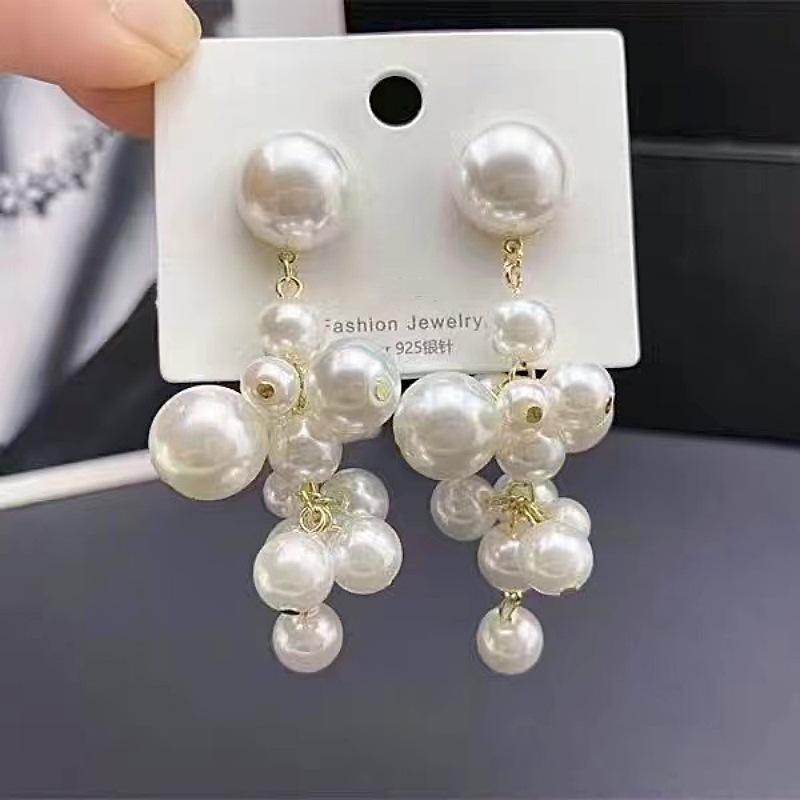 Orecchini alla moda con frange, lussuosi e sofisticati, dal fascino elegante. Lunghi Orecchini di Perle per uno Stile Versatile e Raffinato.