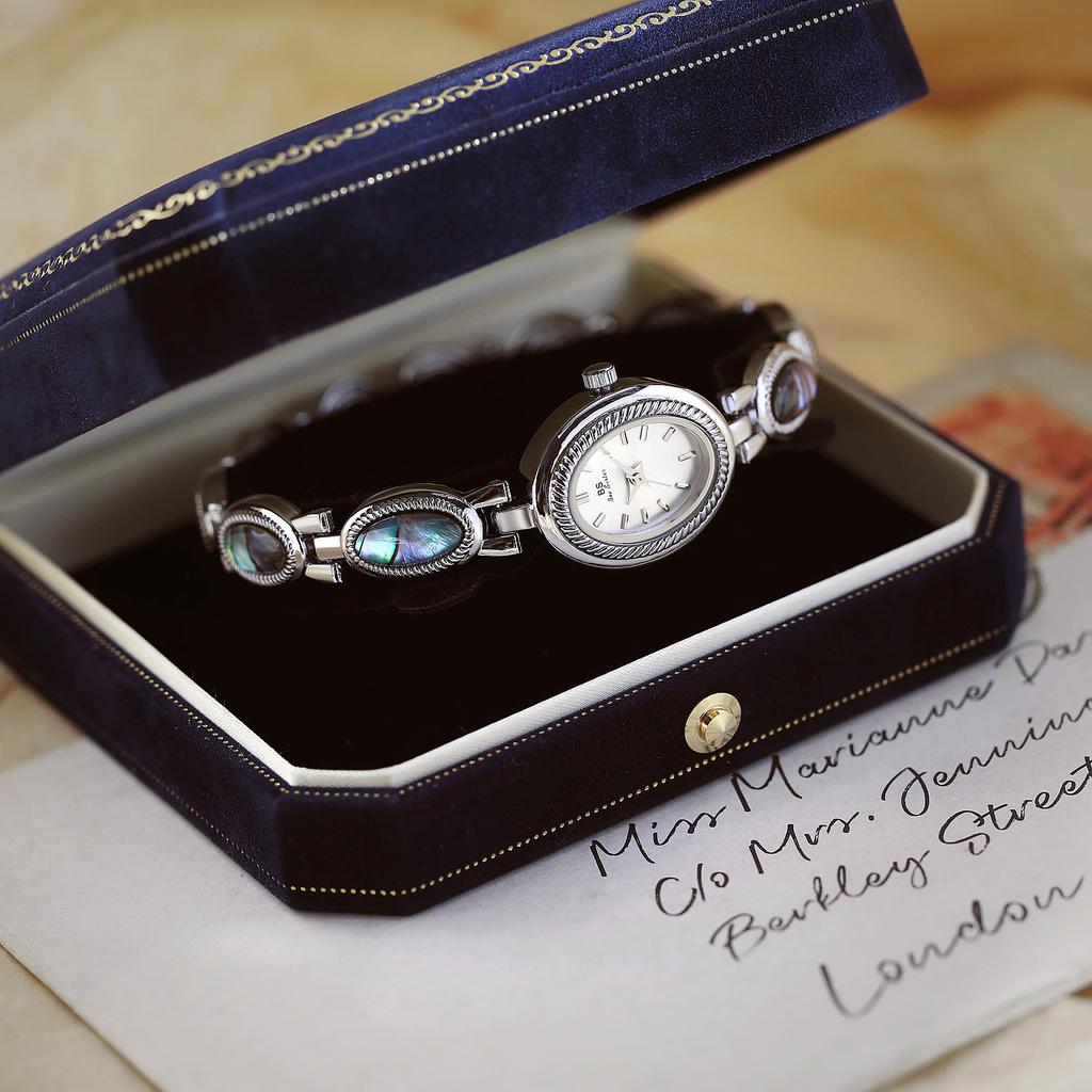 Woman Colorful Shell Vintage Wristwatch Bracelet Dial Analog Quartz Watch Clock Girls Gifts