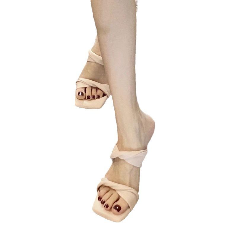 Beau! Talons hauts, sandales, confortables pour les pieds, bout carré, talons fins, et mules cool.