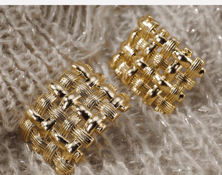 Metal Weave Stud Earrings: Sophisticated European and American Autumn/Winter Fashion for Women.