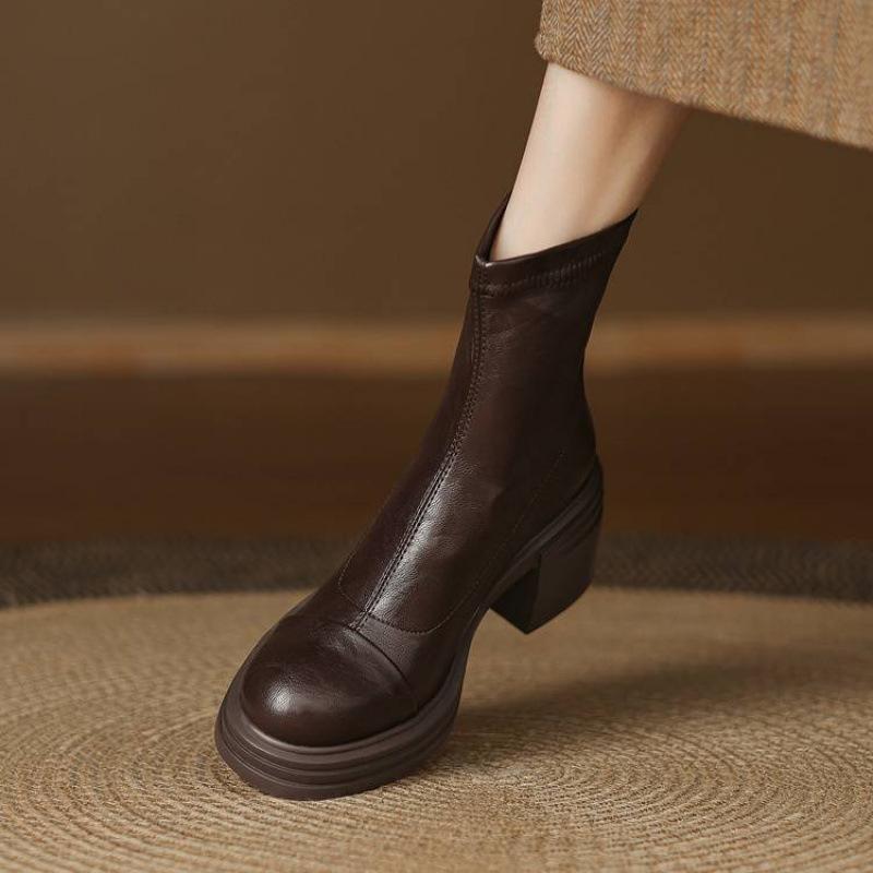 Korean version of the new round head medium heel large size women's boots solid color square heel round head comfortable thick sole rear zipper me