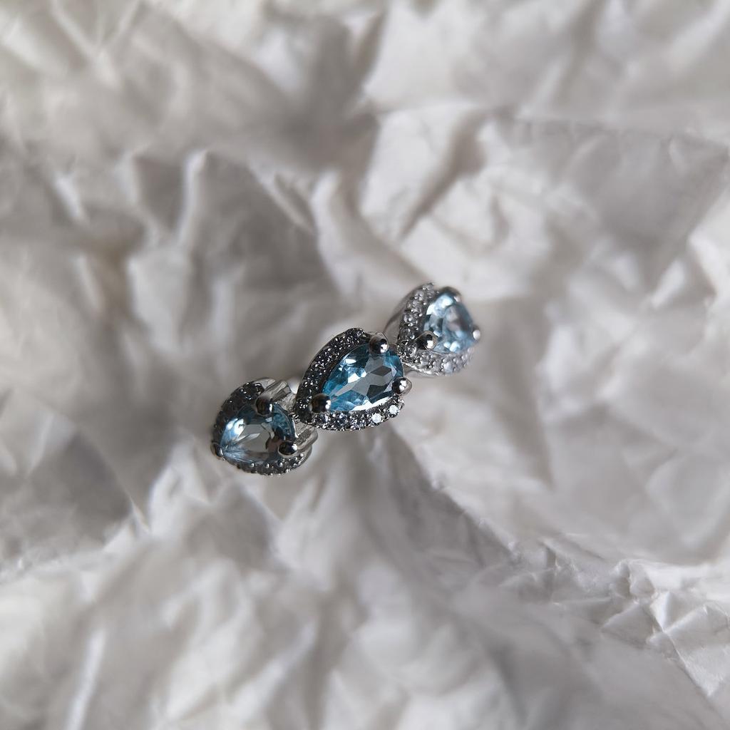 Серебряное кольцо с натуральным топазом 1.601ct, фианитами, вес изделия 2,68 гр (2207023)