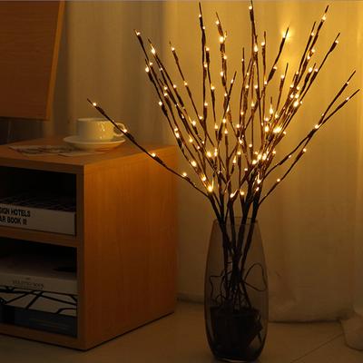 Illuminez votre espace avec cette magnifique et élégante lampe LED à piles en forme de branche de saule, parfaite pour rehausser votre wed