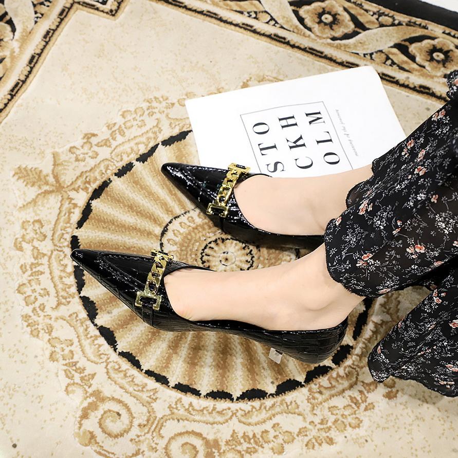 Women's Glossy Patent Leather Shallow Mouthed Pointed Metal Chain Decorative Middle Heel Shoes