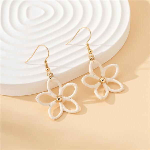

Hollow little white flower earrings, earrings, fashionable, simple, small and fresh, versatile daily travel atmosphere, exquisite ears