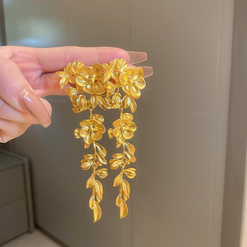 Vintage Silver Needle Zircon Earrings – Retro Luxury Court Style Studs.