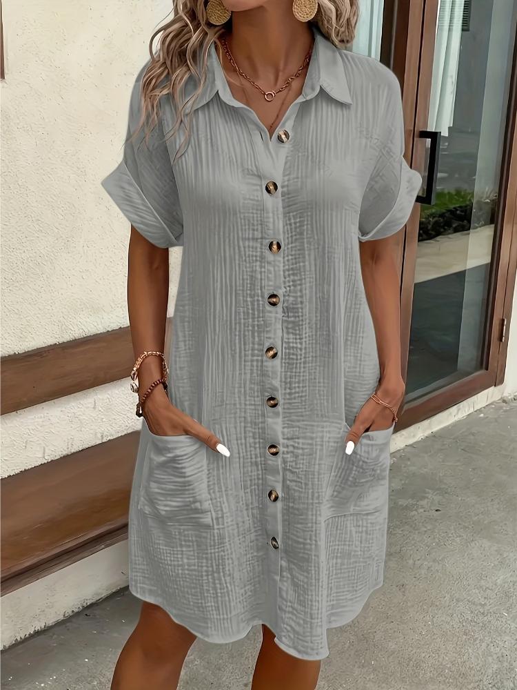Minimalistisches Weißes Hemdblusenkleid Aus Atmungsaktivem Stoff, Mit Einem Scharfen Kragendesign und Ordentlich Angeordneten Knöpfen, Die Einen Hauch von Vintage-Charme Verleihen