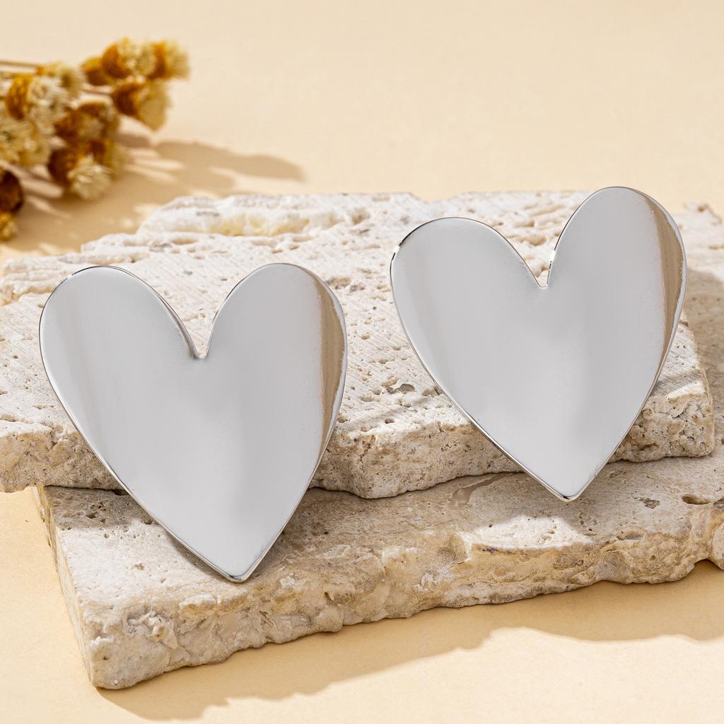 A Pair of Women's Earrings, Smooth Irregular Heart-Shaped Earrings, Suitable for Daily Wear and Vacation Wear