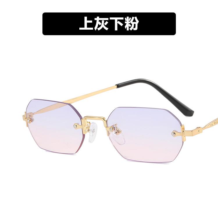 

Солнцезащитные очки без оправы, маленькая оправа, многоугольные, персонализированные солнцезащитные очки, солнцезащитные очки, уличная съемка pictured