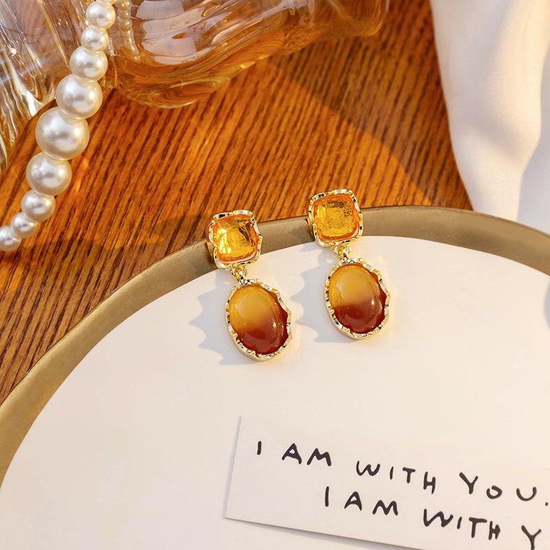 Autumn And Winter French Retro Amber Gradual Change Smudge Earrings, Maillard Atmosphere Contrasting Color Oval Earrings Women