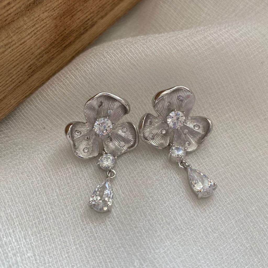 Flower Water Drop Stud Earrings Light Luxury Fashion Temperament High-end Earrings Versatile Niche Design Earrings