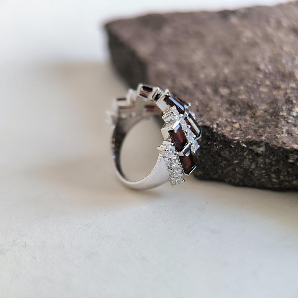 Silberring mit natürlichem Granat 5,692 Karat, Gewicht des Schmuckstücks 5,28 g (2204107)