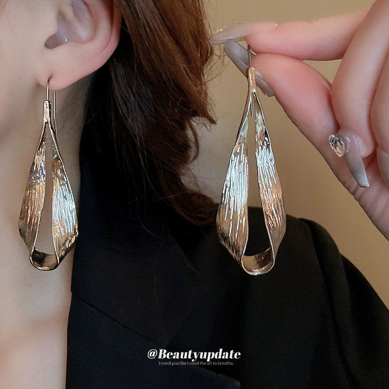 New Asymmetrical Twisted Ear Hook Fashion Metal Heavy Industry Design Earrings Eardrops Exaggerated Design Trending Earrings