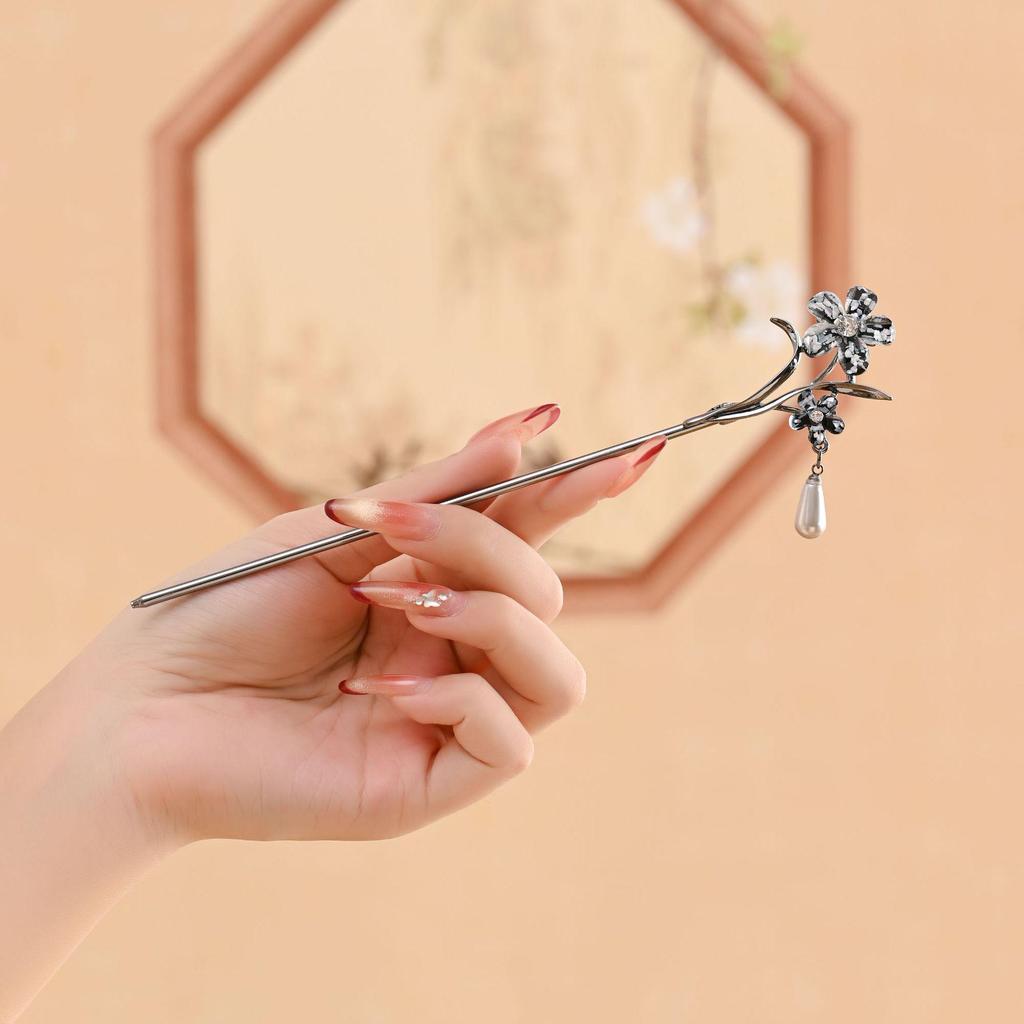 Vintage Butterfly Flower Tassel Hairpin for Qipao and Hanfu - Alloy Buyao Hair Accessory for Women