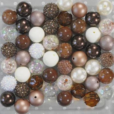 50 kaffeefarbene 20-mm-Acrylperlen: Gemischte Farben und Stile für DIY-Projekte