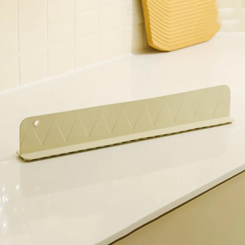 Sink water barrier (with suction cup design), for use in kitchens and bathrooms, to prevent water splashes. Water barrier