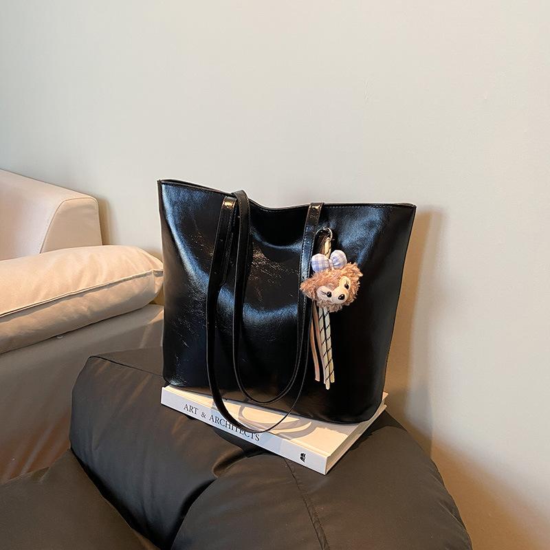 

Летняя новая большая вместительная сумка-тоут на плечо/подмышку однотонная ретро универсальная с ощущением высокого класса для通勤, повседневная практичная no pendant чёрный