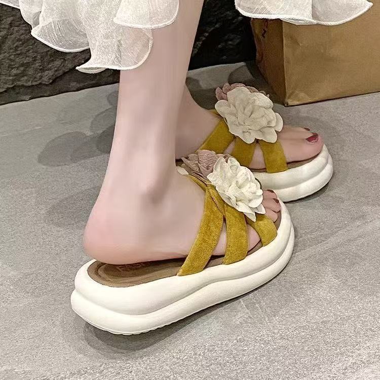 New one-word slippers women's summer wear Internet celebrity two-color flower thick bottom cool slippers fashion non-slip comfortable beach sandals