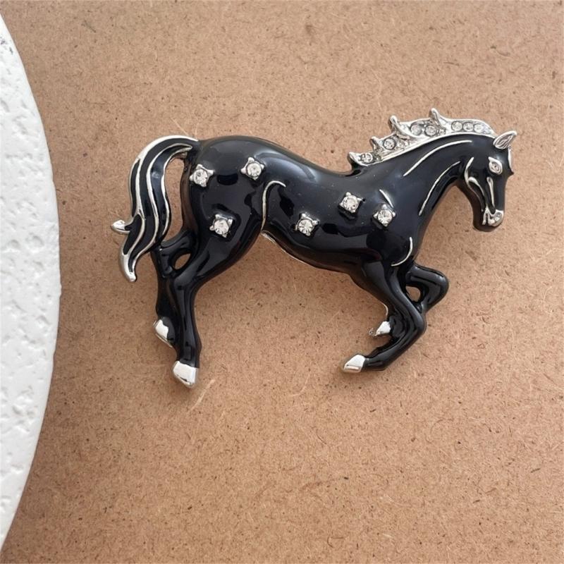 Elegant Running Horse Brooch Animal Inspired Design High Quality Alloy Metal Fashion Badge Accessory For All Genders