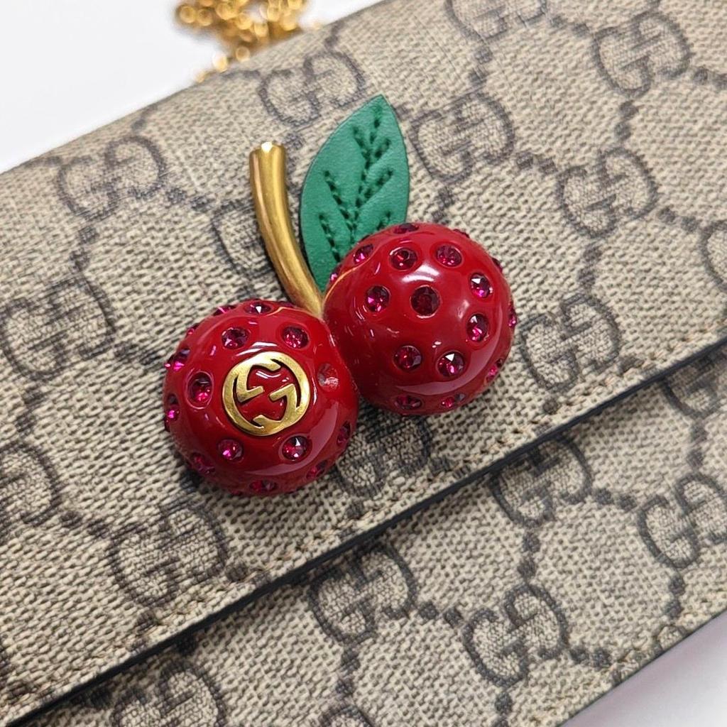 [Pre-Owned] 3D Cherry Decorated Logo Chain Bag - Very Good #J2Z2KO