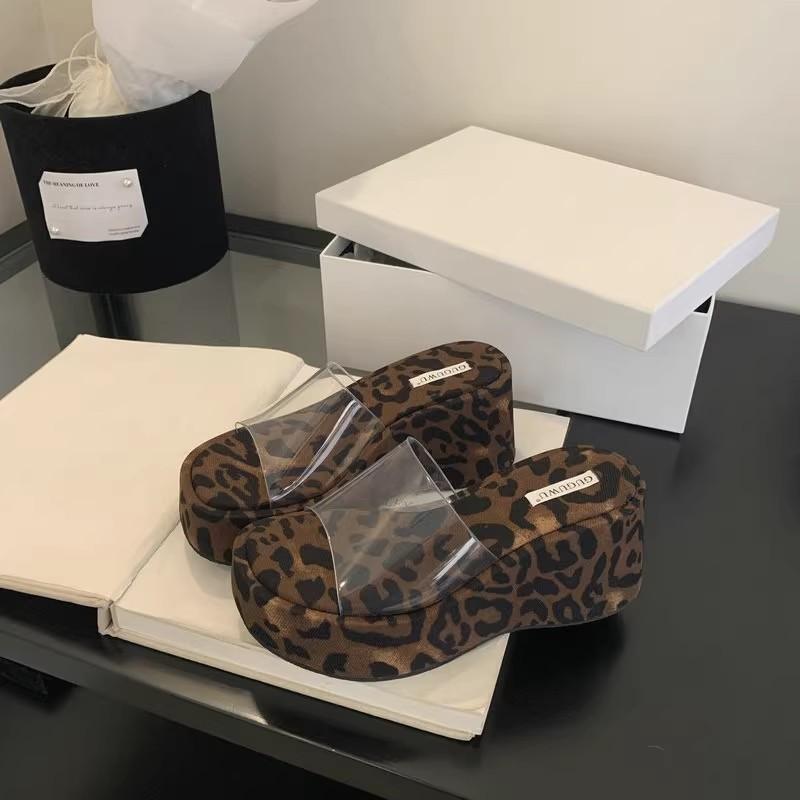 

Весной и осенью 2025 года новые однословные шлепанцы с прозрачным открытым носком, на толстой подошве-маффине, водонепроницаемой платформе и на устойчивом каблуке-наклонной столешнице, носить прохладные шлепанцы 39 цветной печати леопарда
