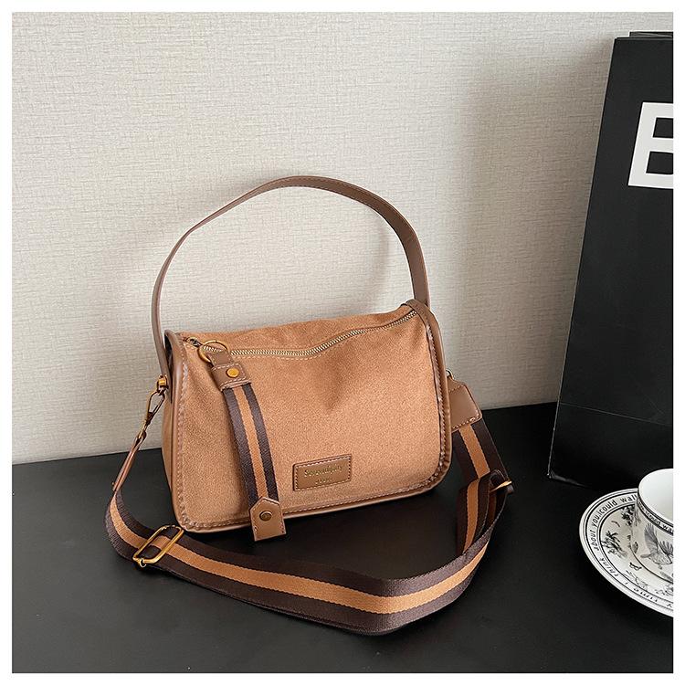 

Жіноча замшева сумка під пахву великої місткості 2025 нова висококласна осінньо-зимова ретро сумка через плече на широкому ремені коричневий