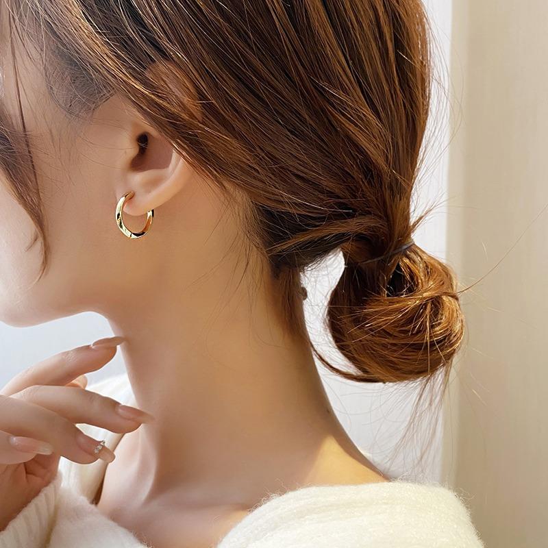 Ear Hoop Women's Niche Design Lightweight Luxury Stud Earrings, High-end Golden Ring-shaped Earrings, Hoop Jewelry.