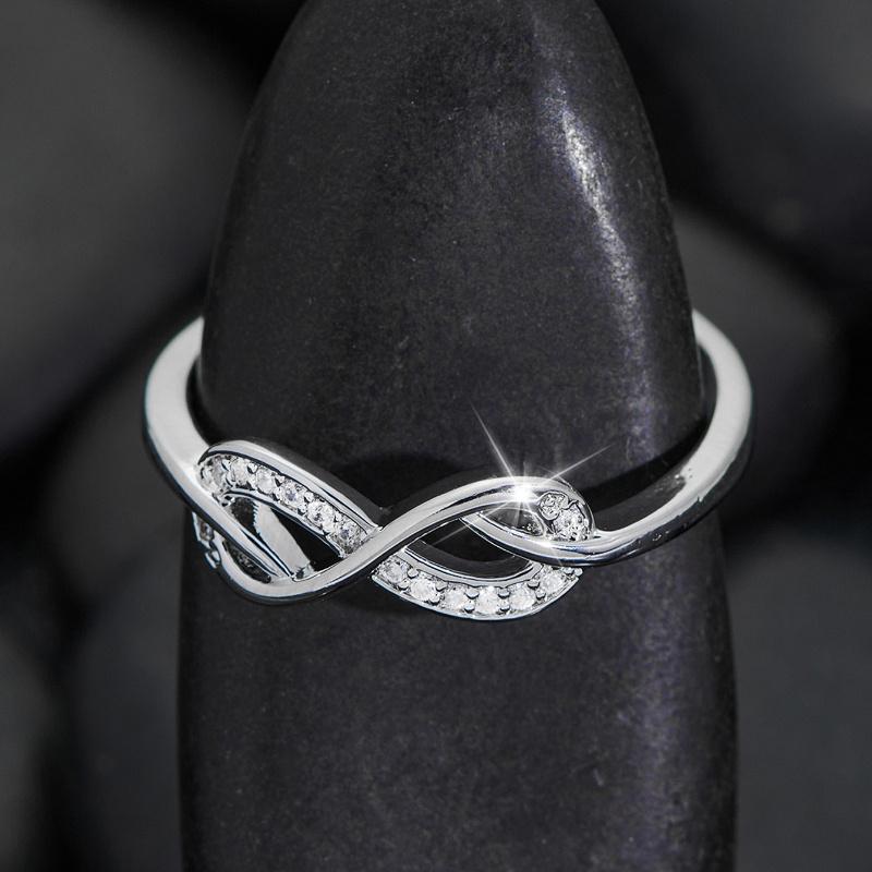 A Stylish And Minimalist Women'S Ring Featuring an Infinite Loop Design with Micro-Set Synthetic Zirconia, Perfect for New Year, Ramadan, Valentine'S