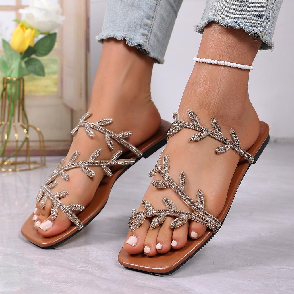 Plus-size Flat Shoes - Fashionable New Style Beach Flip-flops for Women