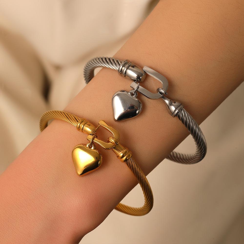 Luxury Threaded Titanium Steel Horseshoe Hook Bracelet for Women – Colorfast, Heart-Shaped Design