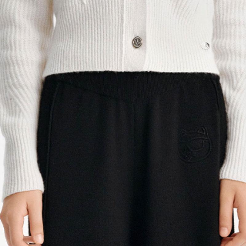 Karl Lagerfeld Outdoor Commuting Party Lightweight V-Neck Single-Breasted Solid Color Sweater Women Sweater White 246L2038