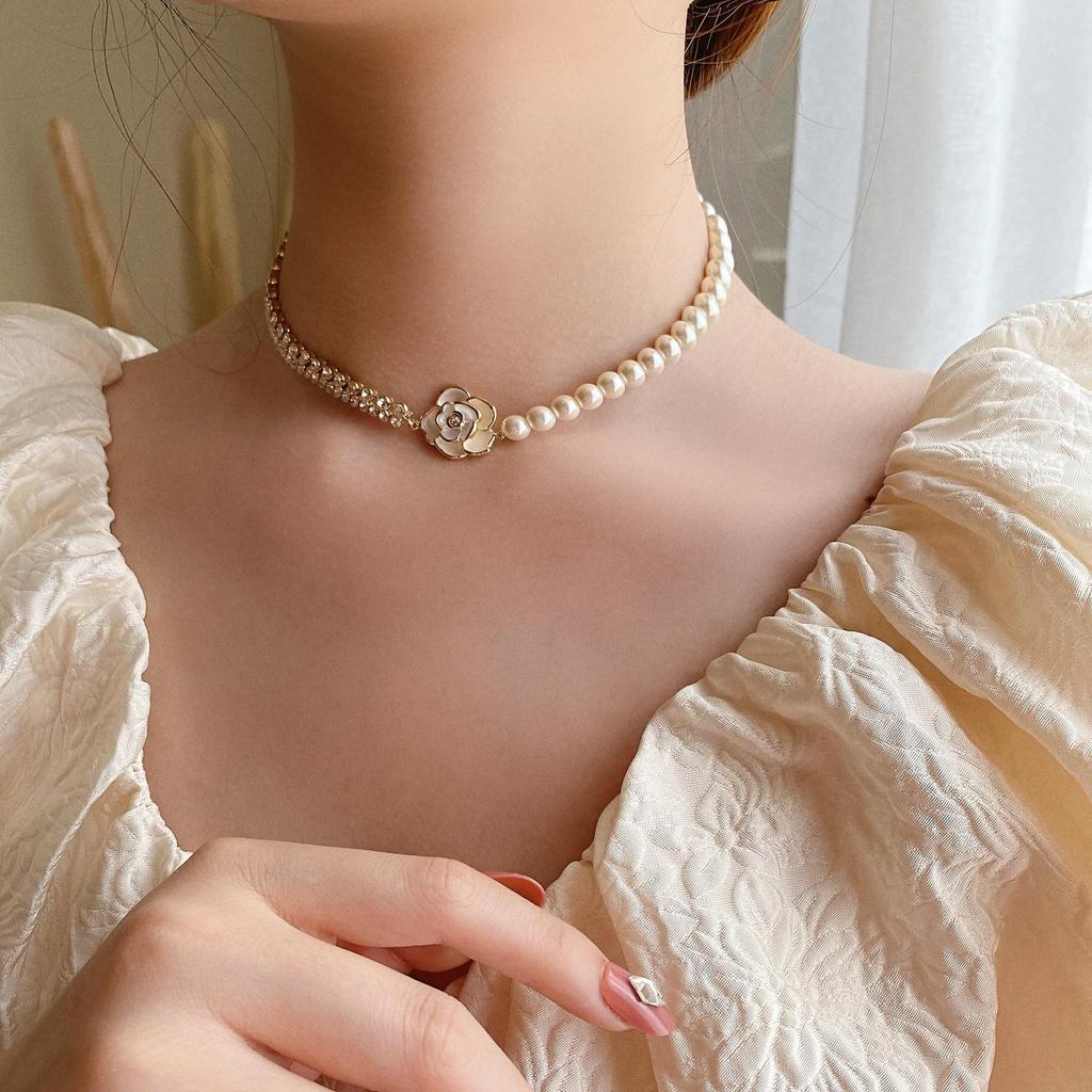 Gold-Plated French Court Pearl Flower Necklace - Retro, Simple, Versatile Fashion Clavicle Chain.