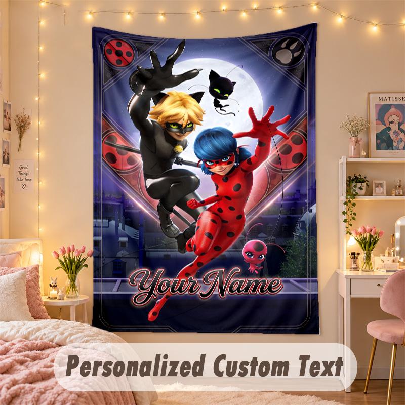 Arazzo Personalizzato su Misura, Stampa Miraculous Ladybug Testo con Nome Personalizzato Arte da Parete da Appendere per Camera da Letto