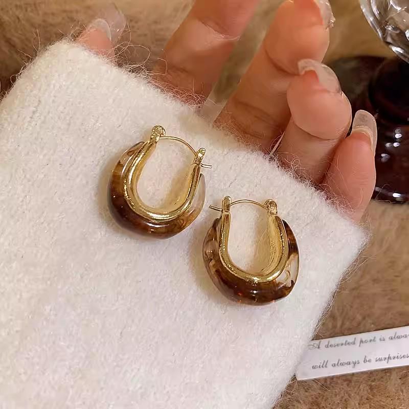 Elegant Pearl Stud Earrings: Simple, High-End Design for Autumn/Winter 2024