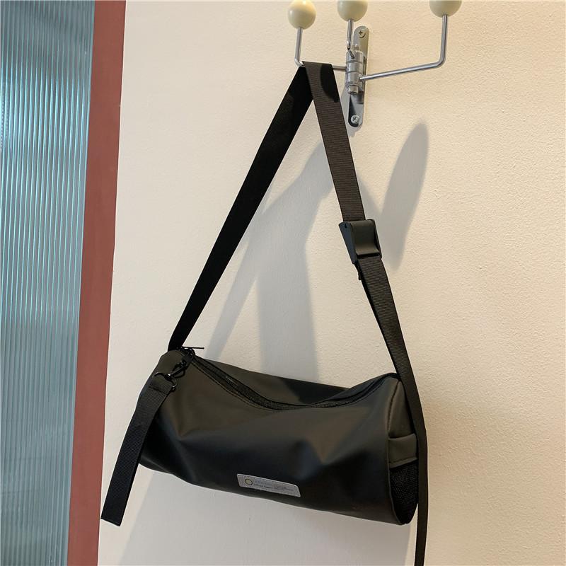 

Сумка-цилиндр женская сумка 2025 новая трендовая и легкая спортивная и повседневная сумка-мессенджер ins студенческая сумка на плечо большой вместимости чёрный