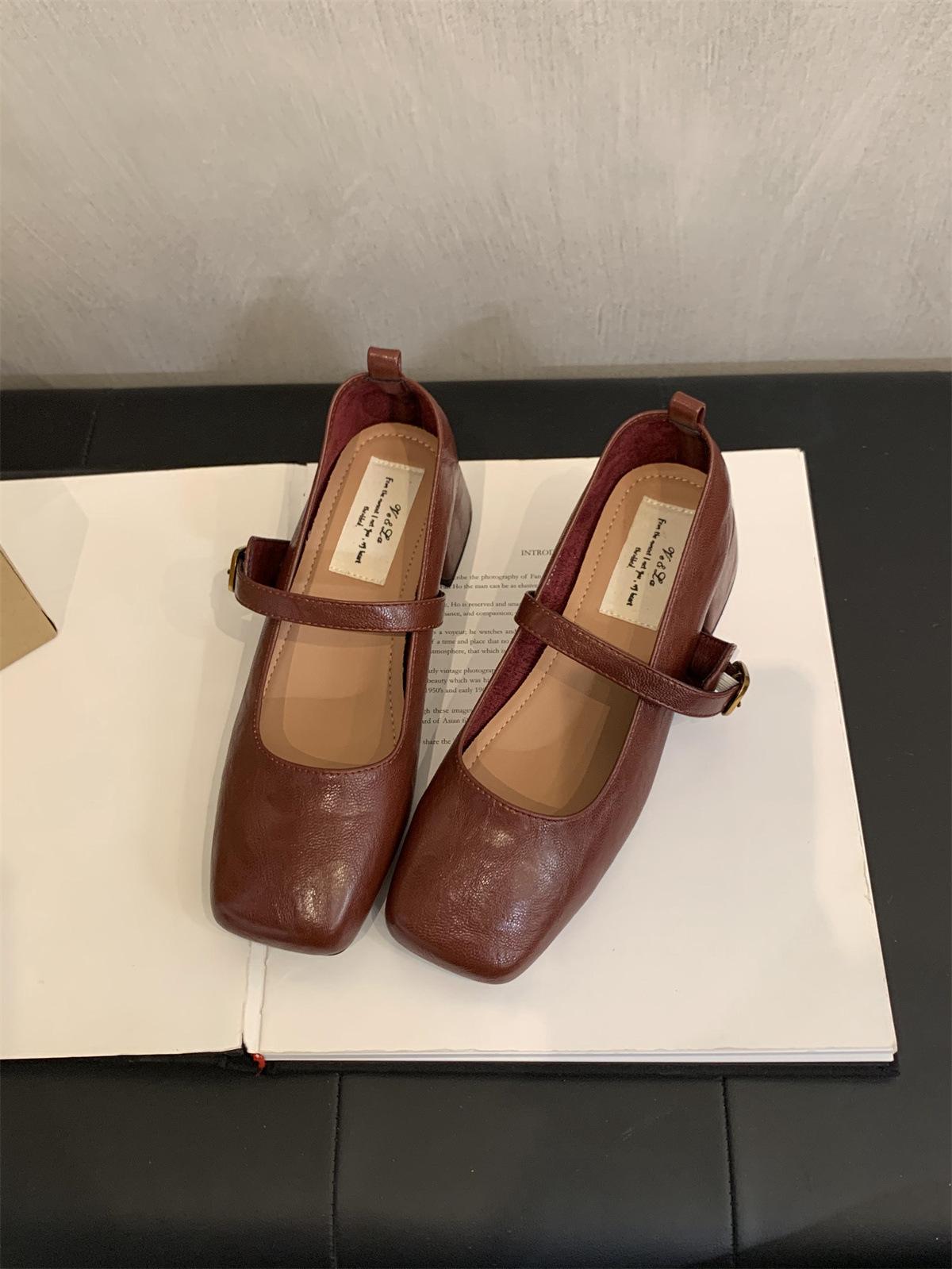 

Ve & La retro square head light mouth single shoes women s middle heel spring and autumn evening breeze temperament fairy thick heel Mary Jane s 39